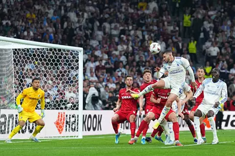 على حساب فرايبورج.. أستون فيلا بطلًا للدوري الأوروبي